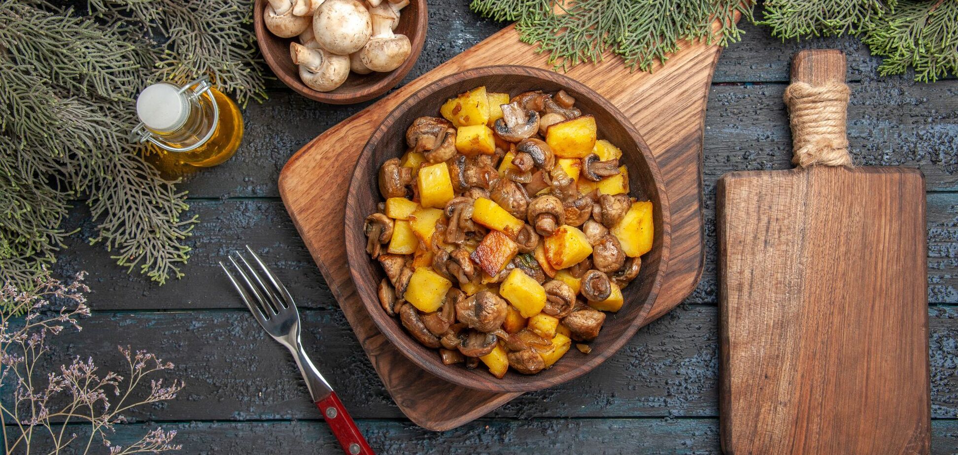 Як смачно приготувати смажену картоплю на обід: з грибами і цибулею