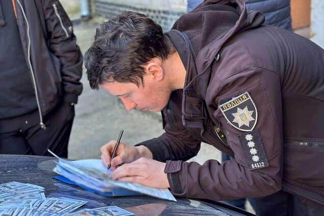 Хотів нажитись на хворому пацієнтові: в Одесі поліцейські викрили і затримали лікаря-офтальмолога. Фото