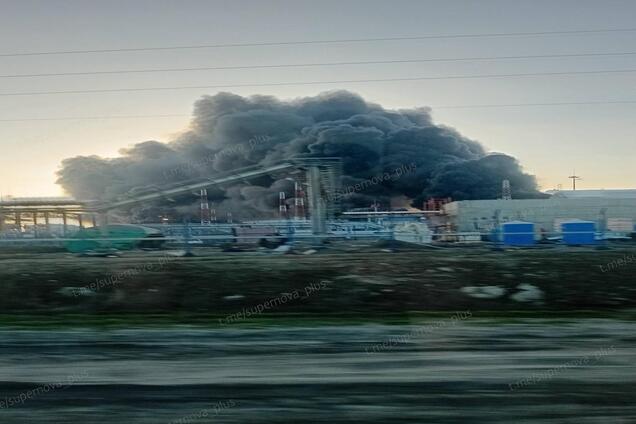 У Краснодарському краї РФ спалахнули резервуари з паливом: видно стовпи диму. Фото, відео