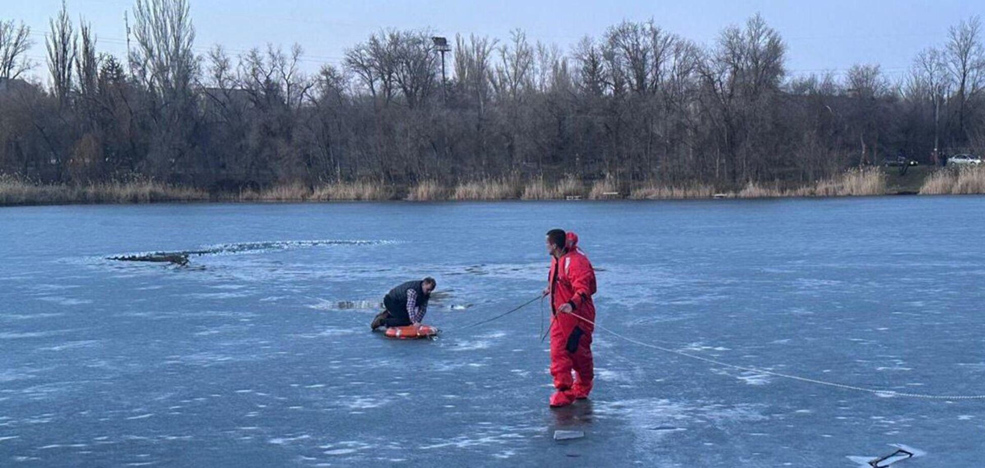 Був за 30 метрів від берега: у Кривому Розі чоловік провалився під лід і ледь не загинув. Фото