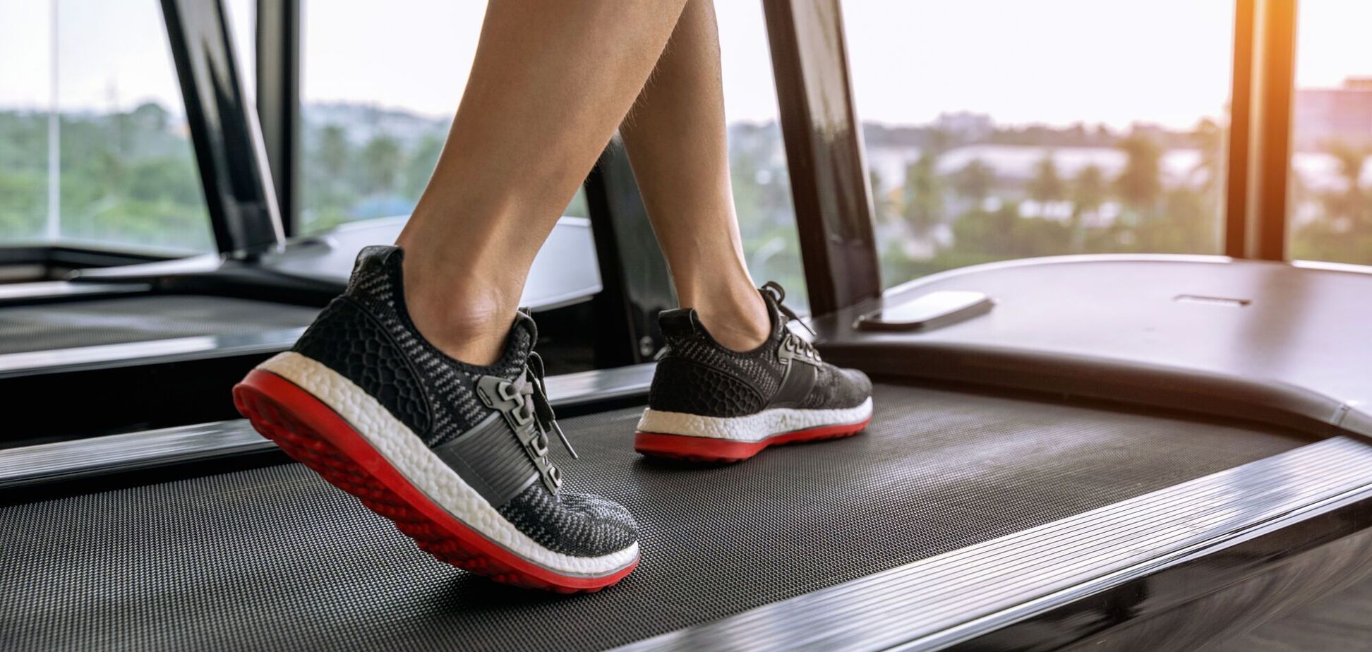 Ходьба с наклоном после 55: сколько нужно тренироваться, чтобы уменьшить жир на животе