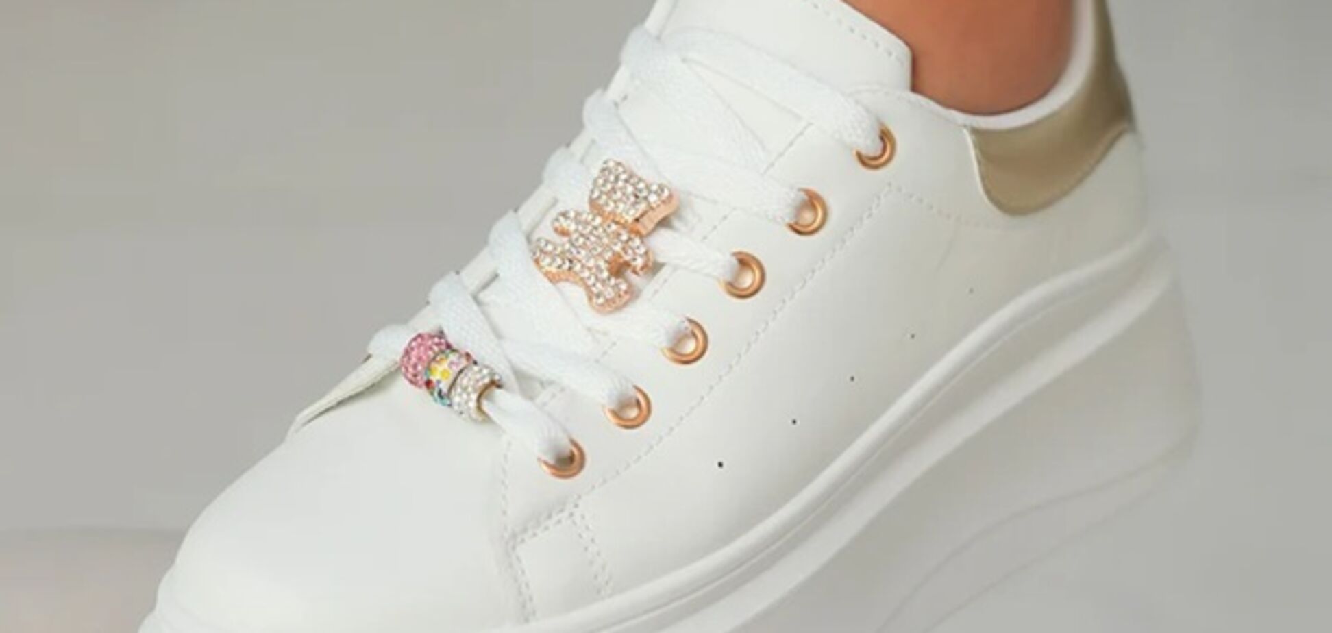 Не на шее: трендовый способ носить украшения, который будет хитом лета 2026