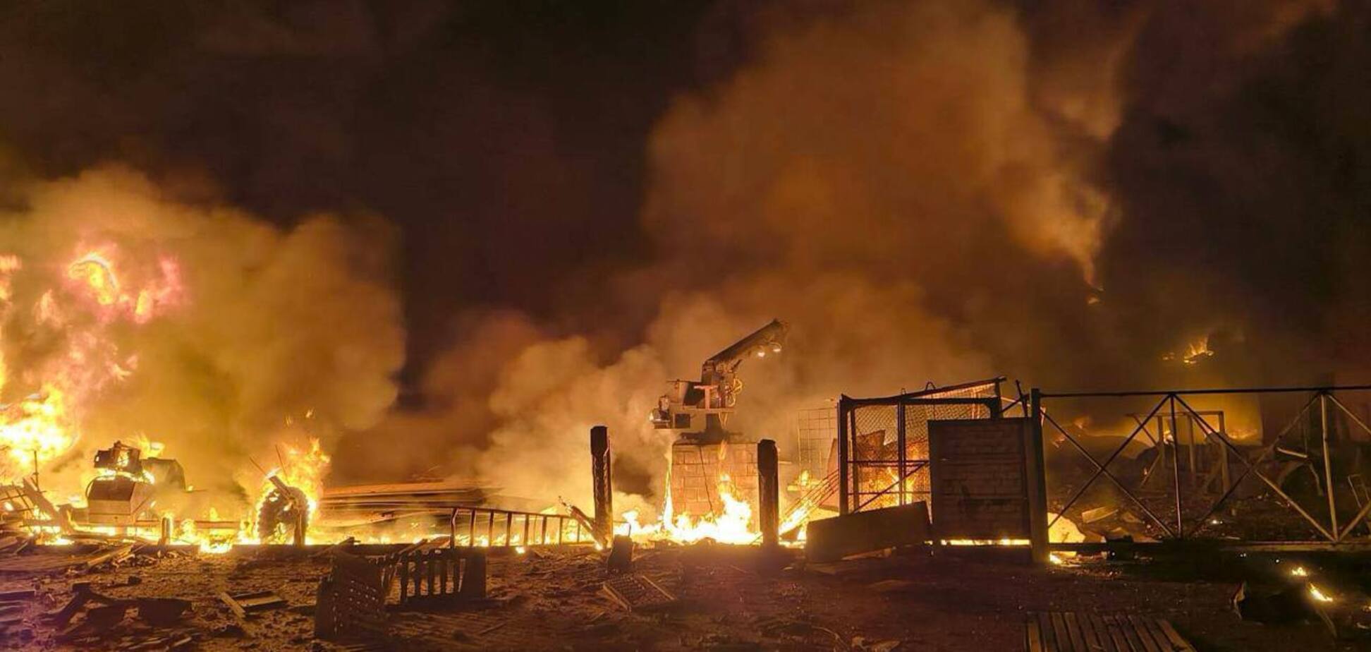 РФ атаковала Киев и пригород баллистикой: вспыхнули пожары, есть погибшие и пострадавшие. Фото