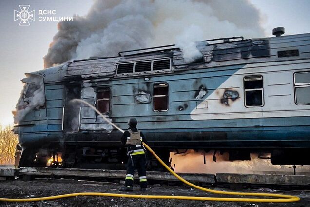 На Сумщині російський БпЛА вдарив по приміському потягу: 'Укрзалізниця' тимчасово змінила маршрути. Фото і відео