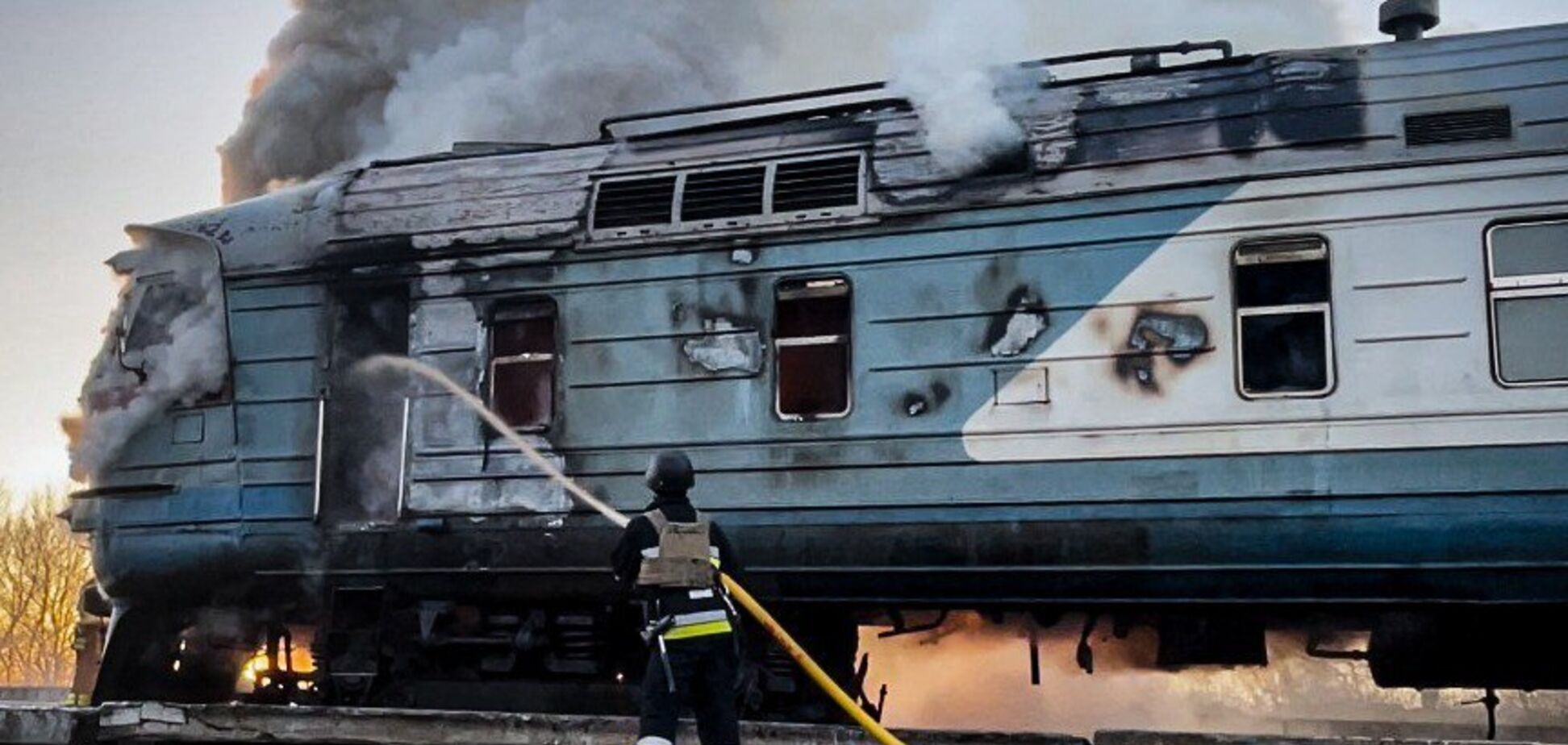 На Сумщині російський БпЛА вдарив по приміському потягу: 'Укрзалізниця' тимчасово змінила маршрути. Фото і відео