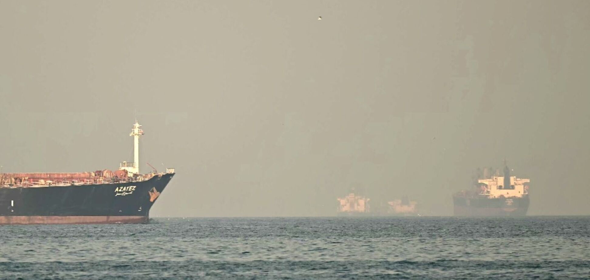 Ормузька протока відкрита, просто Іран обстрілює кораблі, – Гегсет