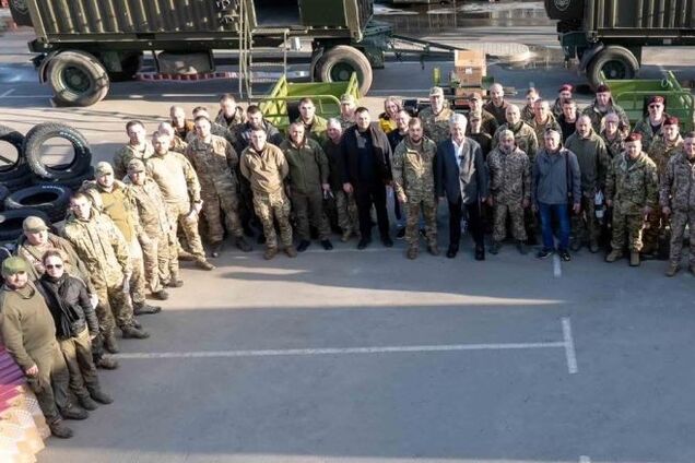 Порошенко передав дрони, квадроцикли, Старлінки та іншу техніку у 19 підрозділів Сил оборони