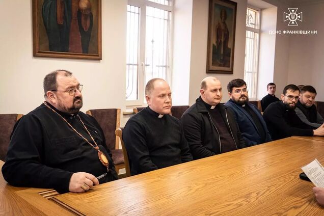 На Прикарпатті рятувальники ДСНС скликали священників, щоб ті у церквах донесли до людей небезпеку підпалів сухої трави. Фото