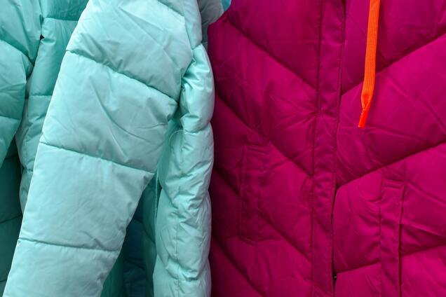 Геніальний трюк, щоб зимові куртки та светри займали вдвічі менше місця: що треба зробити