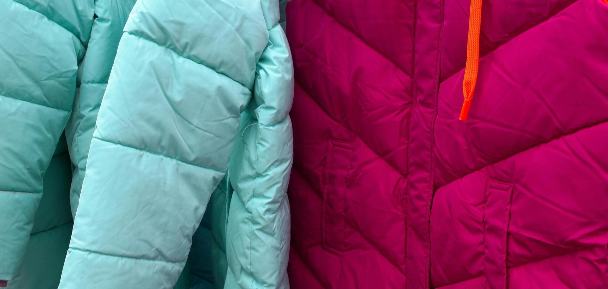 Геніальний трюк, щоб зимові куртки та светри займали вдвічі менше місця: що треба зробити