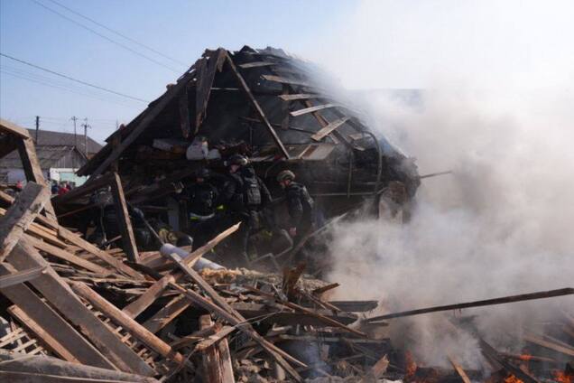 З під завалів врятували жінку і 15-річну дівчину: у Запоріжжі внаслідок атаки РФ постраждали троє людей, є жертва. Фото і відео