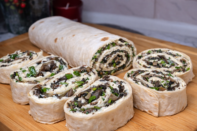 Ситний рулет з лаваша: додайте всередину грибну начинку з сиром