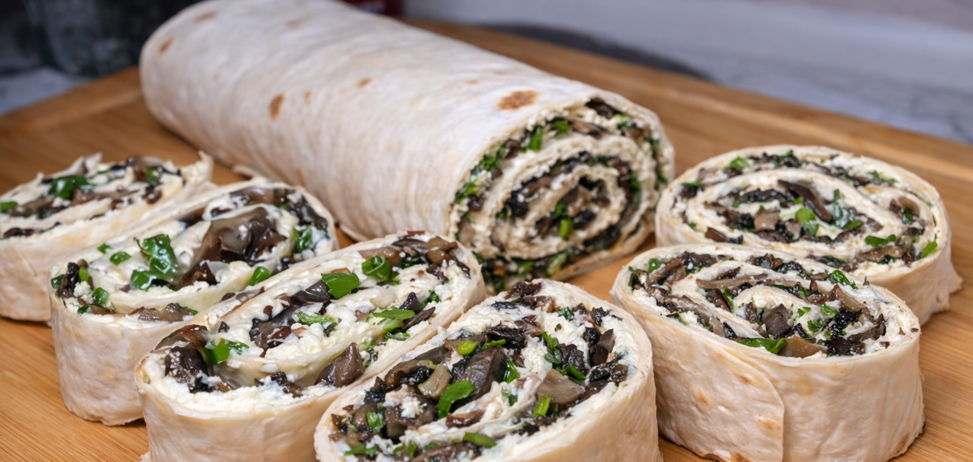 Ситний рулет з лаваша: додайте всередину грибну начинку з сиром
