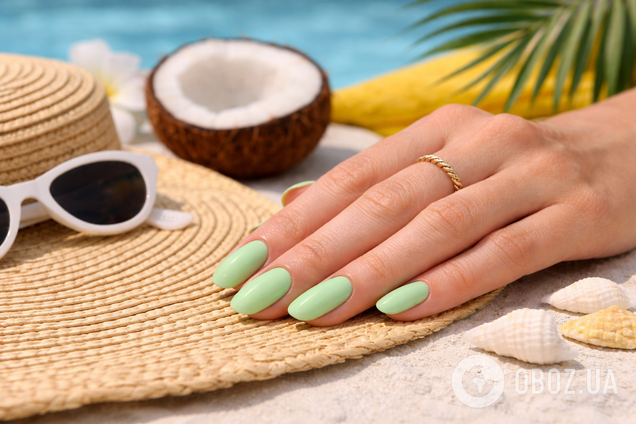 Яркие и стильные: 5 цветов маникюра, которые перенесут вас в лето