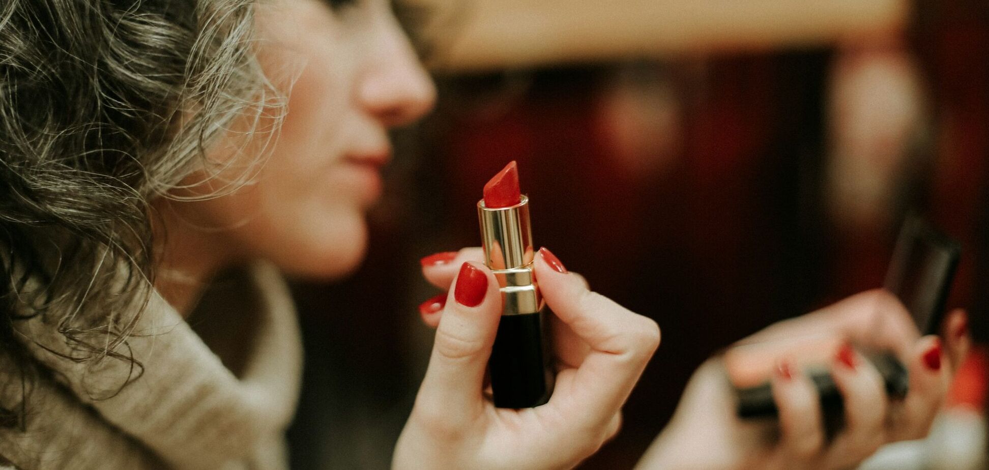 Добавляют возраста: 2 цветов помады следует избегать после 40 лет
