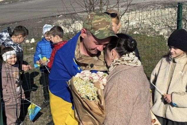 'Мати вперше побачила сина після полону': на Львівщині зустріли захисника, який вважався загиблим. Зворушливі кадри
