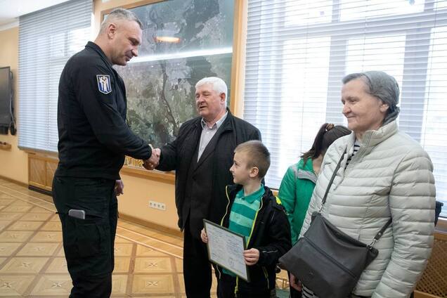 Кличко вручил ордер на квартиру семье Рудичей, которая воспитала 10 детей и имеет 25 внуков