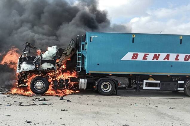 На Сумщині окупанти прицільно атакували вантажівку, яка мала завантуважитися зерном: загинув водій. Фото