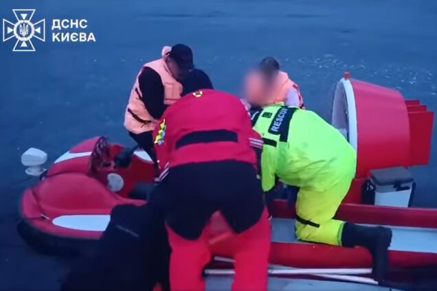 В Оболонському районі Києва рятувальники зняли з дрейфуючої криги маму з дитиною. Відео