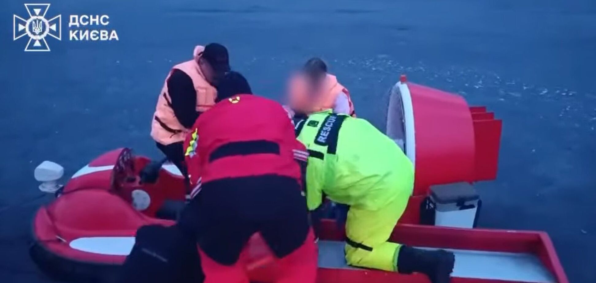 В Оболонском районе Киева спасатели сняли с дрейфующего льда маму с ребенком. Видео