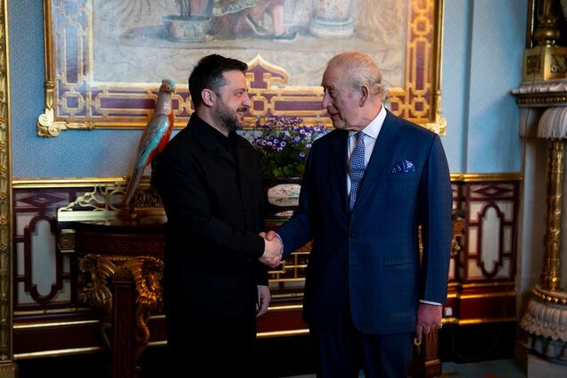 Подарував один королю Чарльзу ІІІ: Зеленський показав планшет, який дозволяє наживо стежити за війною в Україні