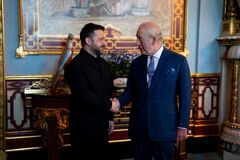 Подарил один королю Чарльзу ІІІ: Зеленский показал планшет, который позволяет вживую следить за войной в Украине