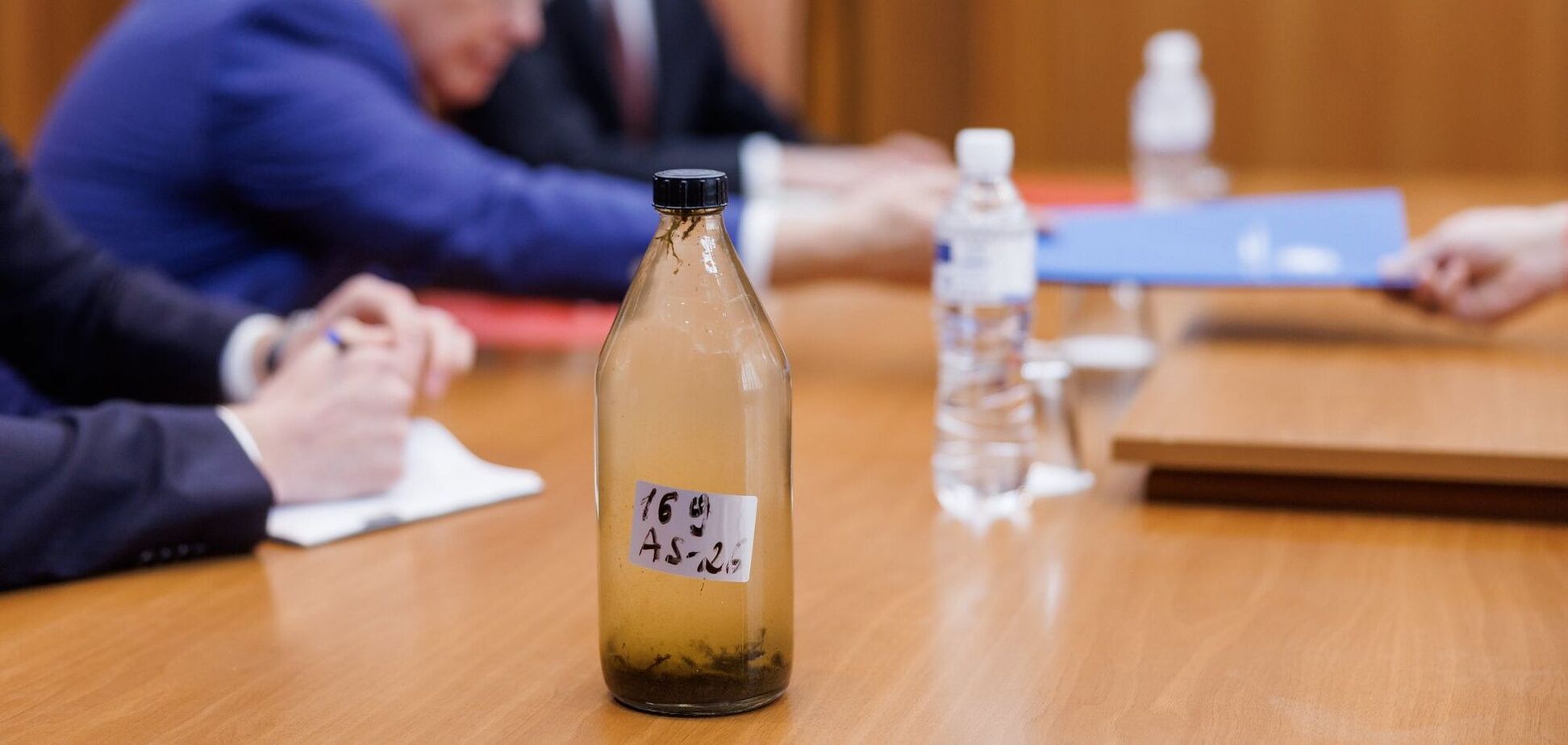 'Осуждаем нападение': Молдова передала российскому послу бутылку воды из загрязненного в результате удара оккупантов Днестра