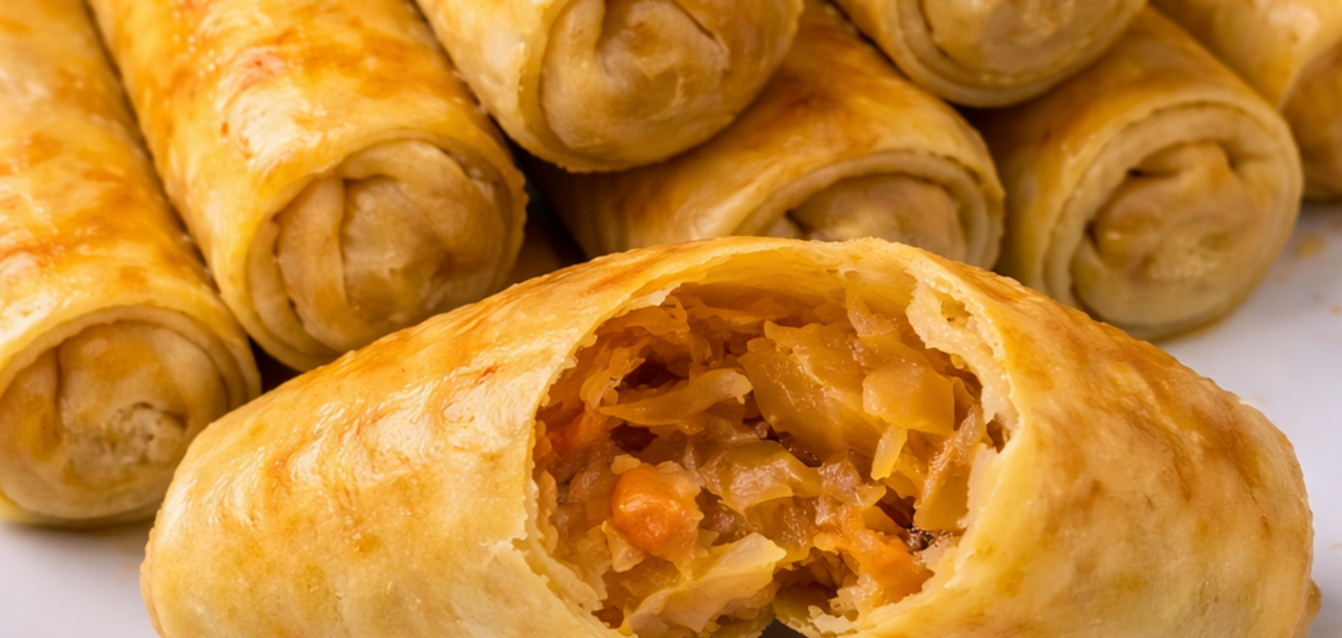 Вместо пирожков: делимся рецептом аппетитных постных трубочек с капустой