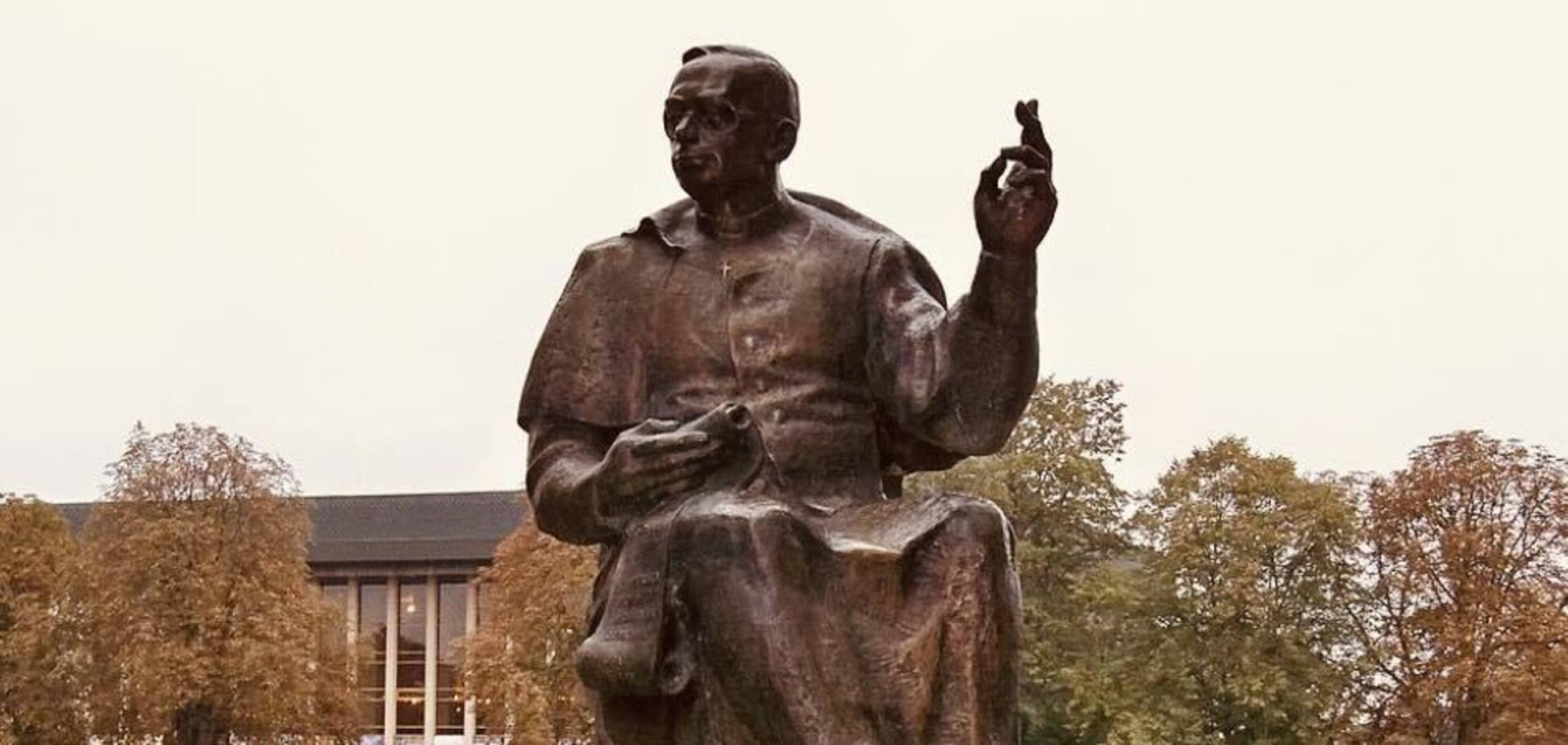 Пам'ятник Августину Волошину