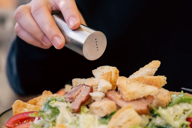 Кардиологи предупреждают: популярная привычка в ресторане вредит сосудам