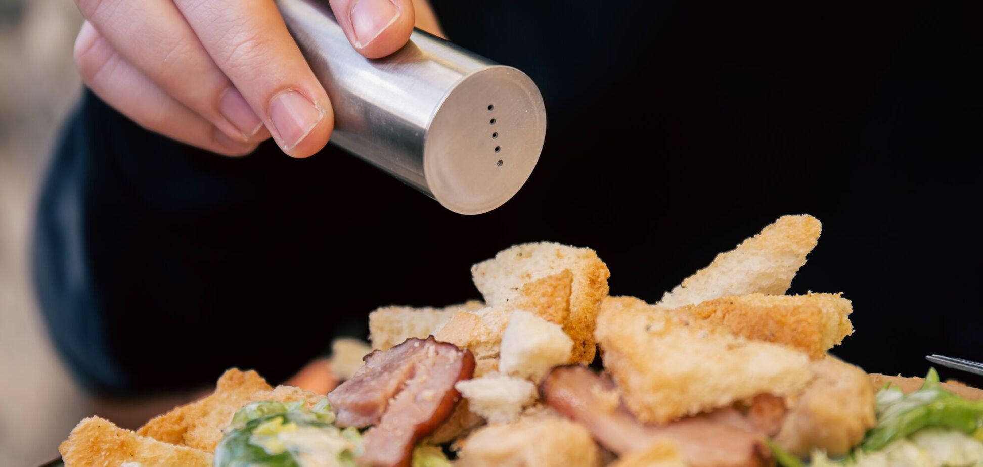 Кардиологи предупреждают: популярная привычка в ресторане вредит сосудам