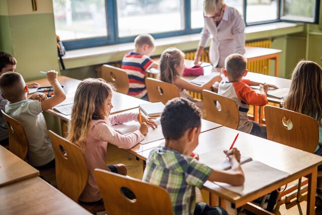 'У перший клас не візьмуть, бо не вмієш читати?' В мережі спалахнула дискусія через правила в українській школі