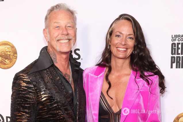 62-річний лідер Metallica освідчився коханій у екстремальних умовах серед акул. Вражаюче фото пари з великою різницею в віці