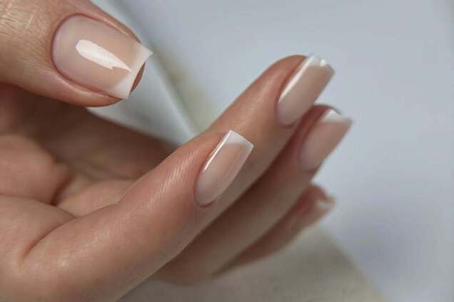 'Мягкий' френч: как сделать популярный весенний маникюр