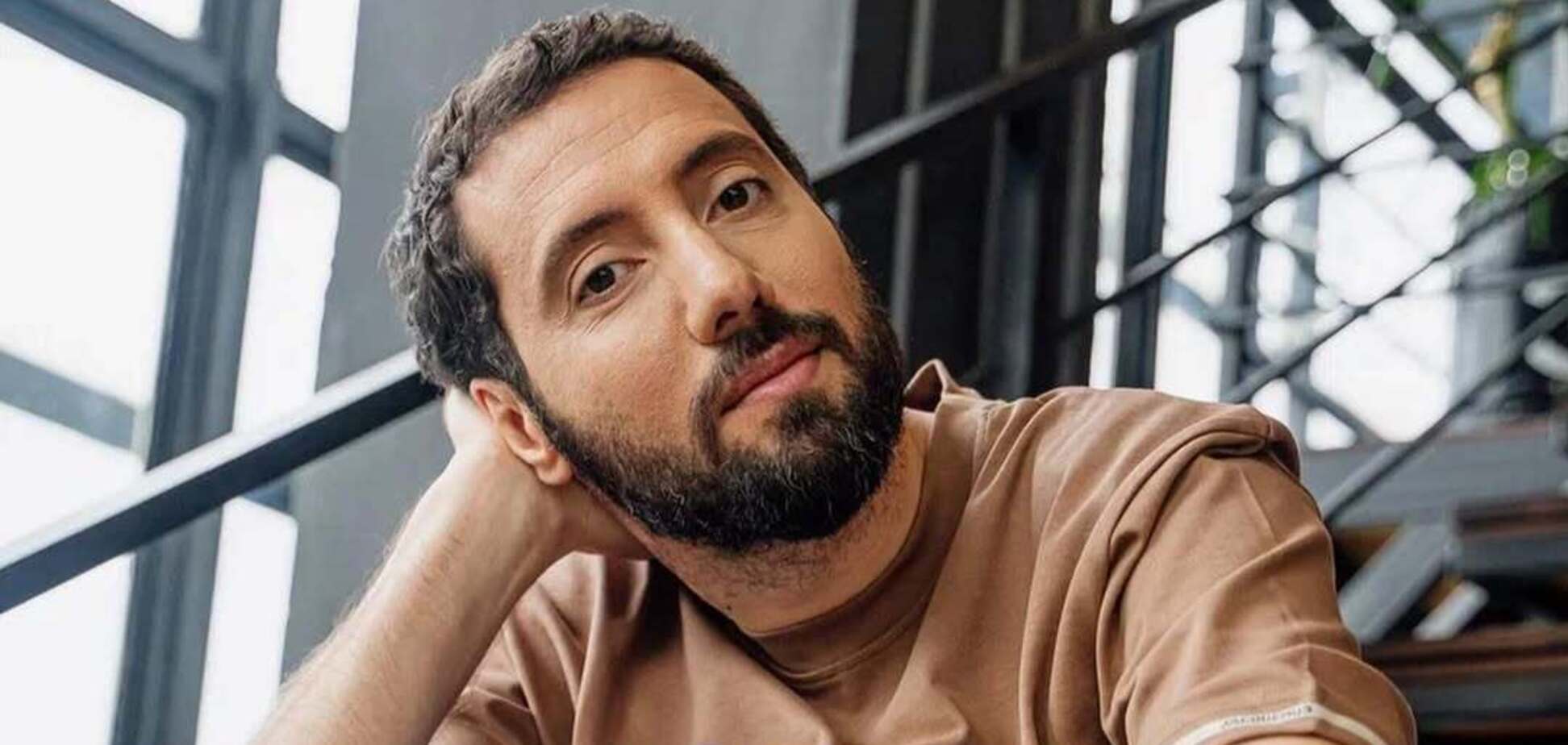 Брат у ЗСУ, а я на острові пʼю мохіто: комік з Одеси, який 12 років жив у Росії, здивував своєю позицією