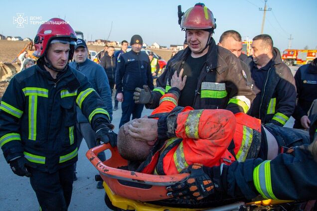 На Тернопольщине из-за обвала грунта погиб мужчина: землей засыпало и спасателей. Фото