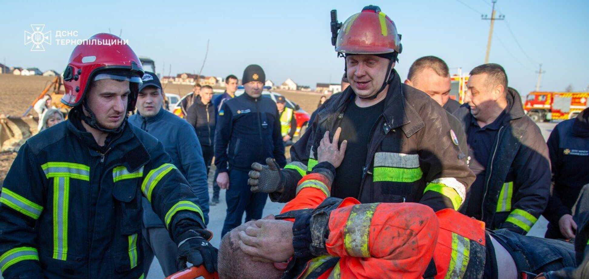 На Тернопільщині через обвал грунту загинув чоловік: землею засипало і рятувальників. Фото