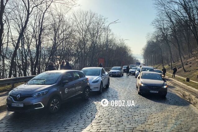 У Києві дві ДТП повністю заблокували рух Дніпровським узвозом. Подробиці, фото та відео