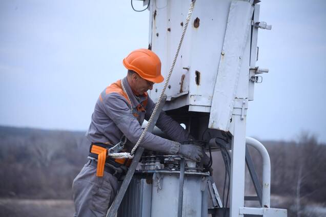 Ремонт на лінії електропередачі. Ілюстрація