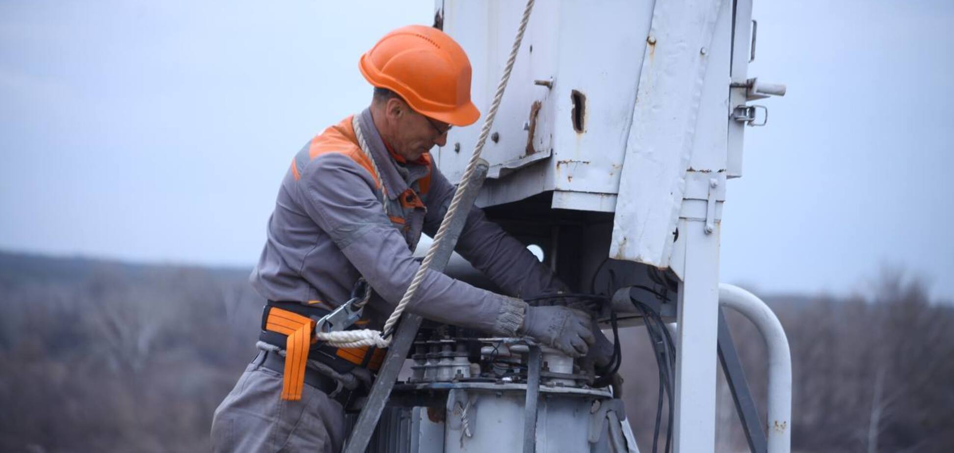 Ремонт на лінії електропередачі. Ілюстрація