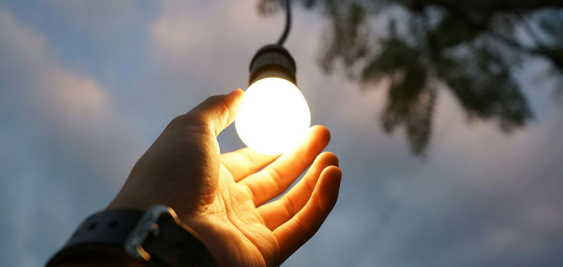 Ілюстрація - електроенергія, лампочка