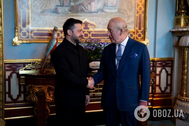 Зеленський у Лондоні подарував королю Чарльзу III особливий подарунок і обговорив зі Стармером спільне виробництво зброї: усі подробиці. Фото і відео