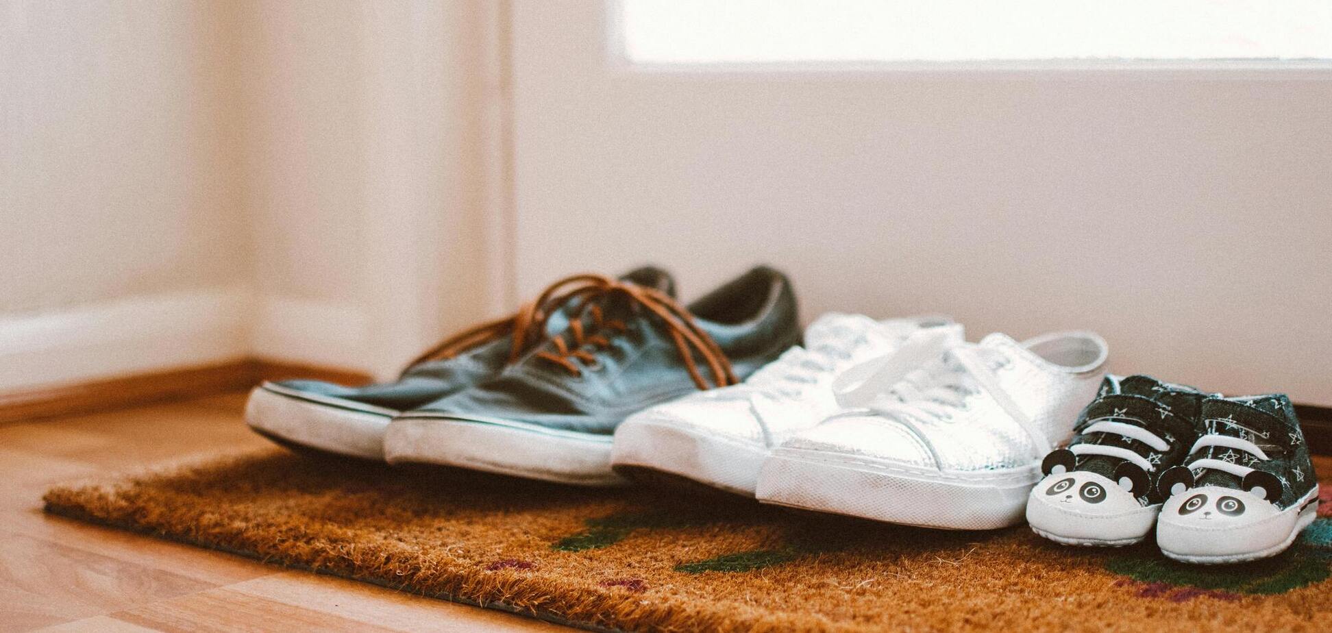 Лучший домашний освежитель обуви: этот простой лайфхак избавляет от запаха за ночь