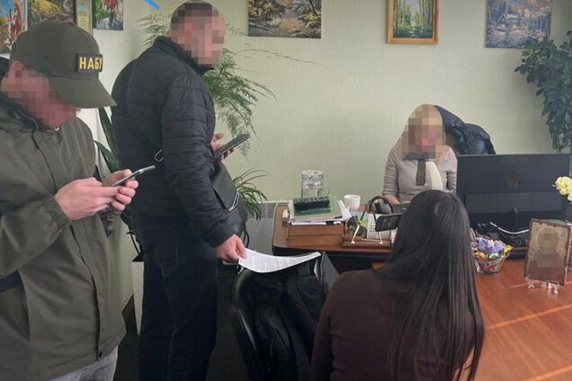 Податківицю викрили на мільйонному хабарі з прифронтового бізнесу