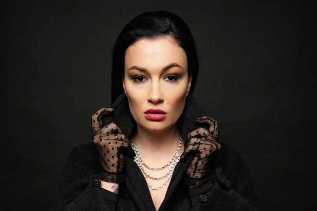 Встала и ушла: Анастасия Приходько устроила сцену во время интервью из-за языкового вопроса