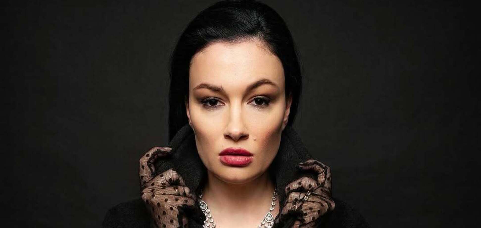 Встала и ушла: Анастасия Приходько устроила сцену во время интервью из-за языкового вопроса