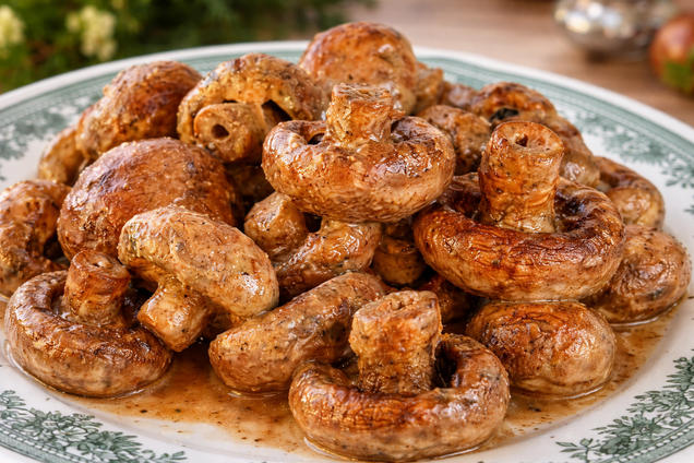 Пикантные запеченные грибы в соусе: делимся рецептом простой закуски