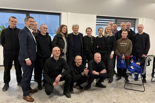 Лукашенко после встречи со спецпосланником США освободил 250 политзаключенных: среди них есть известные люди