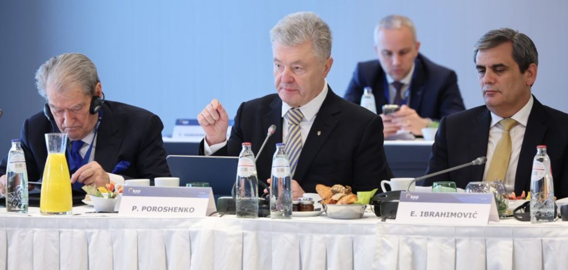 'Единственный способ': Порошенко сказал лидерам ЕНП, как остановить глобальное потрясение