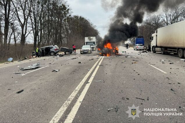 На Львовщине после ДТП один из автомобилей взорвался: есть жертва и раненые. Фото и видео